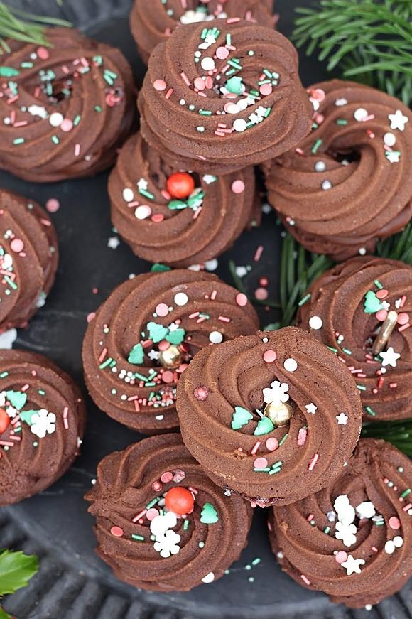 Weihnachtlicher wiener kringel schokoladenspritzgebäck