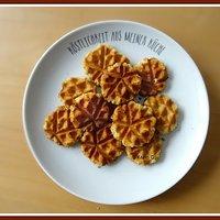 Knusprige Waffelkekse und einige Schneeflockenkekse