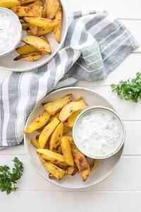 Knusprige Ofenkartoffeln mit Joghurt-Feta-Dip