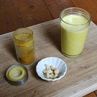 Goldene Cashew-Milch