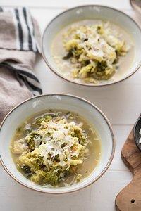 Wirsing-Suppe mit Grünkern