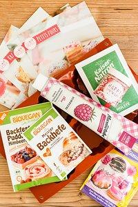 Fruchtige Himbeer Petit Fours in Herzform