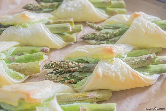 Knusprige Spargel-Blätterteigtaschen