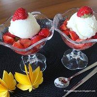 Limoncello-Eis auf Erdbeer-Minz-Salat