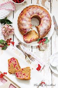 Johannisbeer-Schmand-Gugelhupf mit Dinkelvollkornmehl für den Beerenhunger