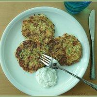 Pikante Zucchinibratlinge mit Kräuterquark