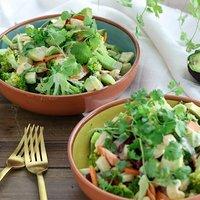 Brokkolisalat mit Tahini-Dressing