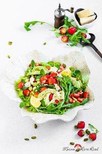Sommersalat mit Erdbeeren und Avocado in Honig-Zitronen-Dressing