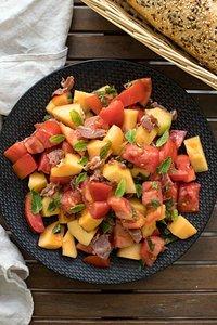 Tomaten-Melonen-Salat mit Parmaschinken und Minze