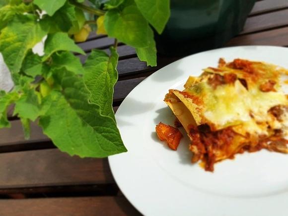 Köstliche lasagne mit crème fraîche sauce