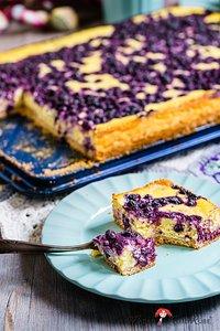 Zitroniger italienischer Käsekuchen mit Heidelbeeren und Polenta vom Blech