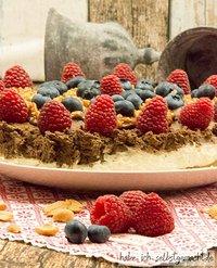 No Bake Snickers Torte mit frischen Beeren