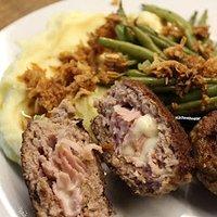 Cordon-bleu-Buletten mit grünen Bohnen und Stampfkartoffeln