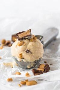 Erdnusseis Deluxe – Peanut Butter Cup Eis zum Selbermachen ohne Eismaschine