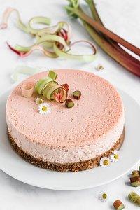 Cremiger Rhabarber Cheesecake mit Keksboden