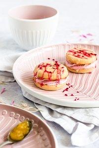 Himbeer Zitronen Sandwich Cookies mit Lemon Curd Kern