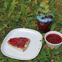 Konfitüre aus Jostabeeren, Zucchini und Pfirsich
