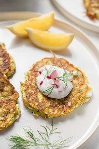Zucchini-Puffer mit Joghurt-Soße