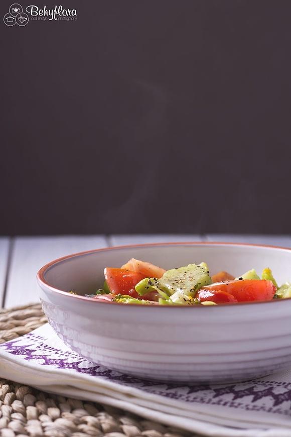 Leichte brokkoli-pfanne mit tomaten und weißwein