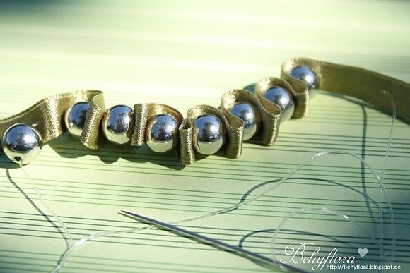 Armband mit Satinband und Perlen selber machen