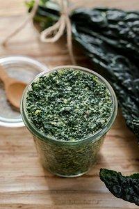 Schwarzkohl Pesto – schnell, einfach, lecker!