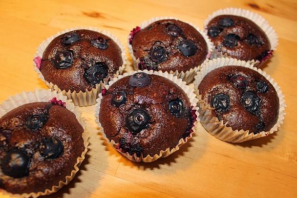 Veganer Schoko-Kokos-Blaubeer-Muffin