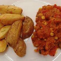 Veggi-Bällchen (gekauft) mit Ofenkartoffeln und Soße