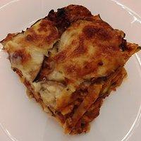 Vegetarische lasagne mit veggi-hack, aubergine, zucchini und mais