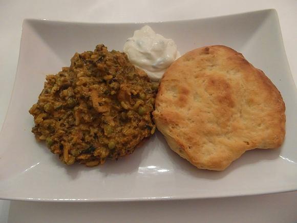 Indisches murgh saghwala mit naan brot