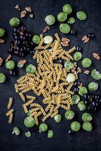 Pasta mit rosenkohl, roten trauben und walnüssen