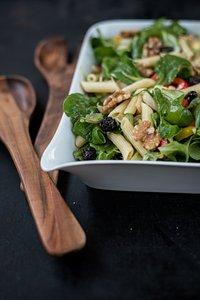 Feldsalat mit pasta, fenchel und getrockneten sauerkirschen