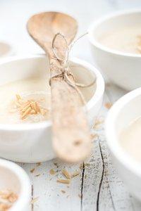 White dinner: cannellini-blumenkohlcremesuppe mit geröstetem mandel-kokosflocken-topping