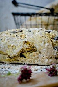 Brot backenbrot mit curry, schwarzem sesam und gerösteten kürbiskernen