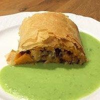 Süßkartoffel-Pilz-Strudel mit Erbsen-Parmesan-Sauce