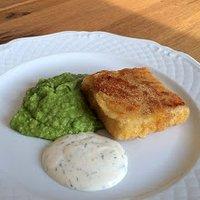 Fisch mit Erbsenmus und Senfmayonnaise