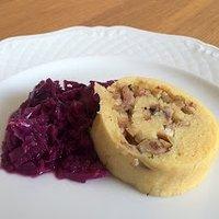 Erdäpfel-Maroni-Roulade mit Rotkraut