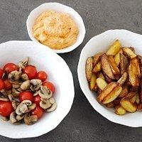 Salbei-Kartoffelspalten mit Kirschtomaten und Ajvar-Topfen