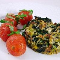 Spinat-Roquefort-Pastete auf geschmolzenen Paradeisern