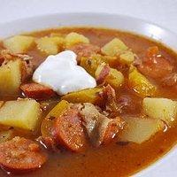 Erdäpfelgulasch mit Debreziner
