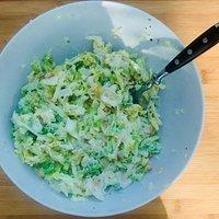 Roher Wirzsalat mit Joghurt-Spanischnüssli-Sauce