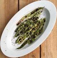 Cocobohnen vom grill mit flor de sal und madagaskarpfeffer