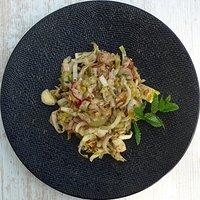 Chicorée-thon-salat mit essiggurke, radiesli und baumnüssen