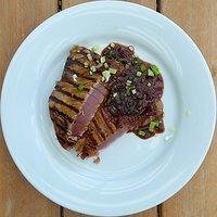 Thunfischsteaks an einer Honig-Sesam-Soyasauce