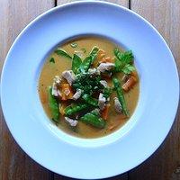Thai curry suppe mit marinierten pouletstreifen und kefen