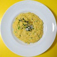 Cremige polenta "bramata“ mit gorgonzola und frühlingszwiebeln