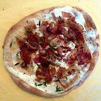 Elsässer Flammkuchen mit Pfannenfladenbrot