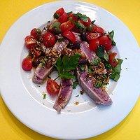 Gebratenes Thunfisch-Sashimi mit Tomaten-Olivensalat