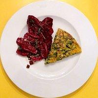 Mangold-Frittata und Radicchio-Salat mit Speckdressing
