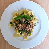 Papardelle mit thunfisch-basilikum-mayonnaise nudle anere ton-soose