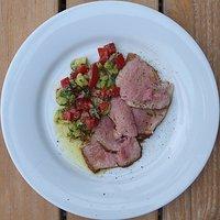 Schweinsfilet Tiède mit Tomaten-Avocado-Salsa